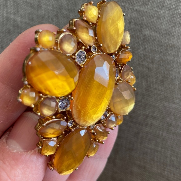 Elegant Gold Color Brooch - Picture 3 of 10